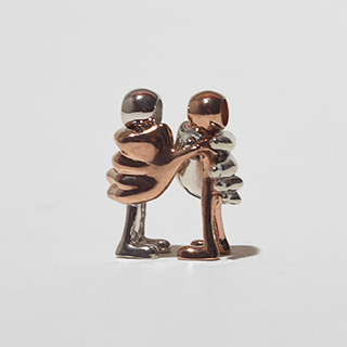 2018_hug_friendship_necklace_02_320.jpg